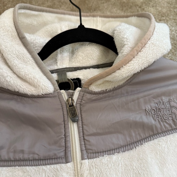 Women’s LThe North Face Women's White and Gray Teddy Jacket: adventure outdoors - Picture 13 of 14